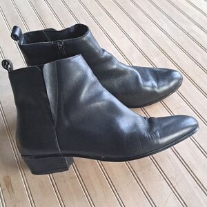 GAP  Classic Women's Chelsea Boot